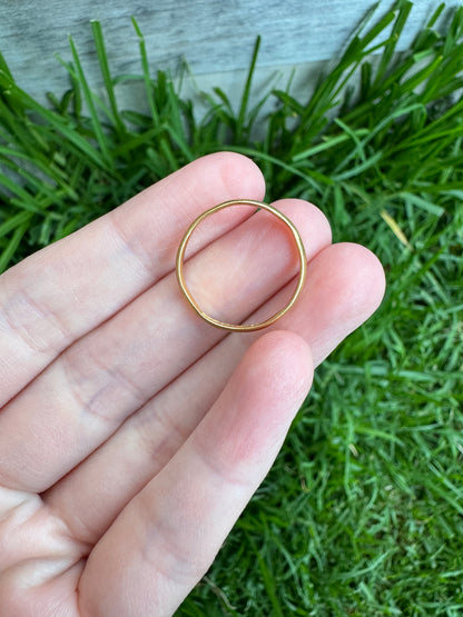 Antique Victorian 22ct yellow gold band, 2.4mm wide