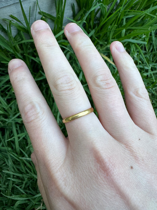 Antique Victorian 22ct yellow gold band, 2.4mm wide