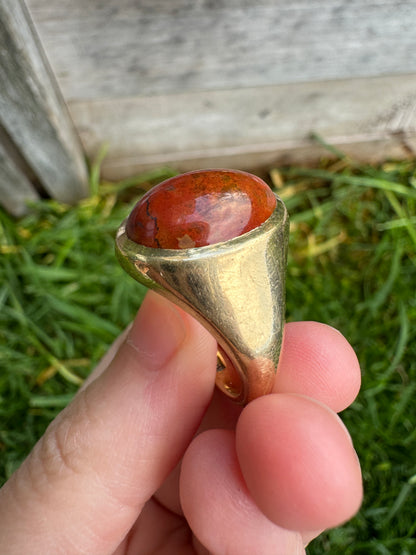 Vintage 9ct yellow gold red jasper cabochon signet ring