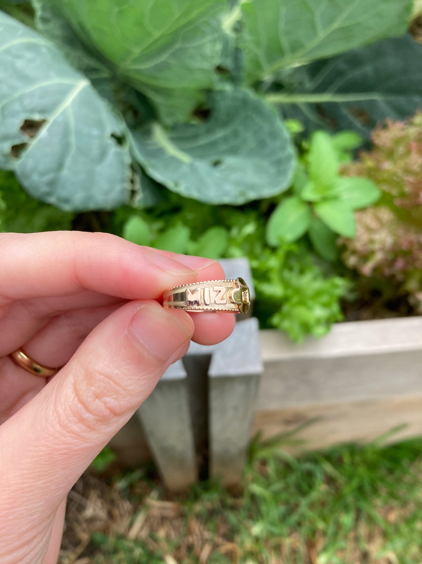 Antique Edwardian 9ct rose gold 'Mizpah' rose cut diamond flower ring