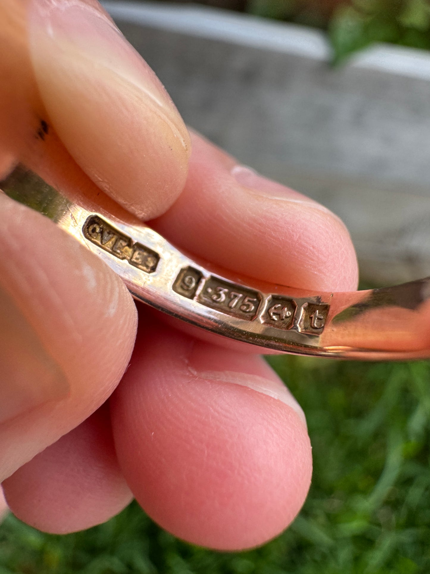 Antique 9ct rosy yellow gold shield signet ring