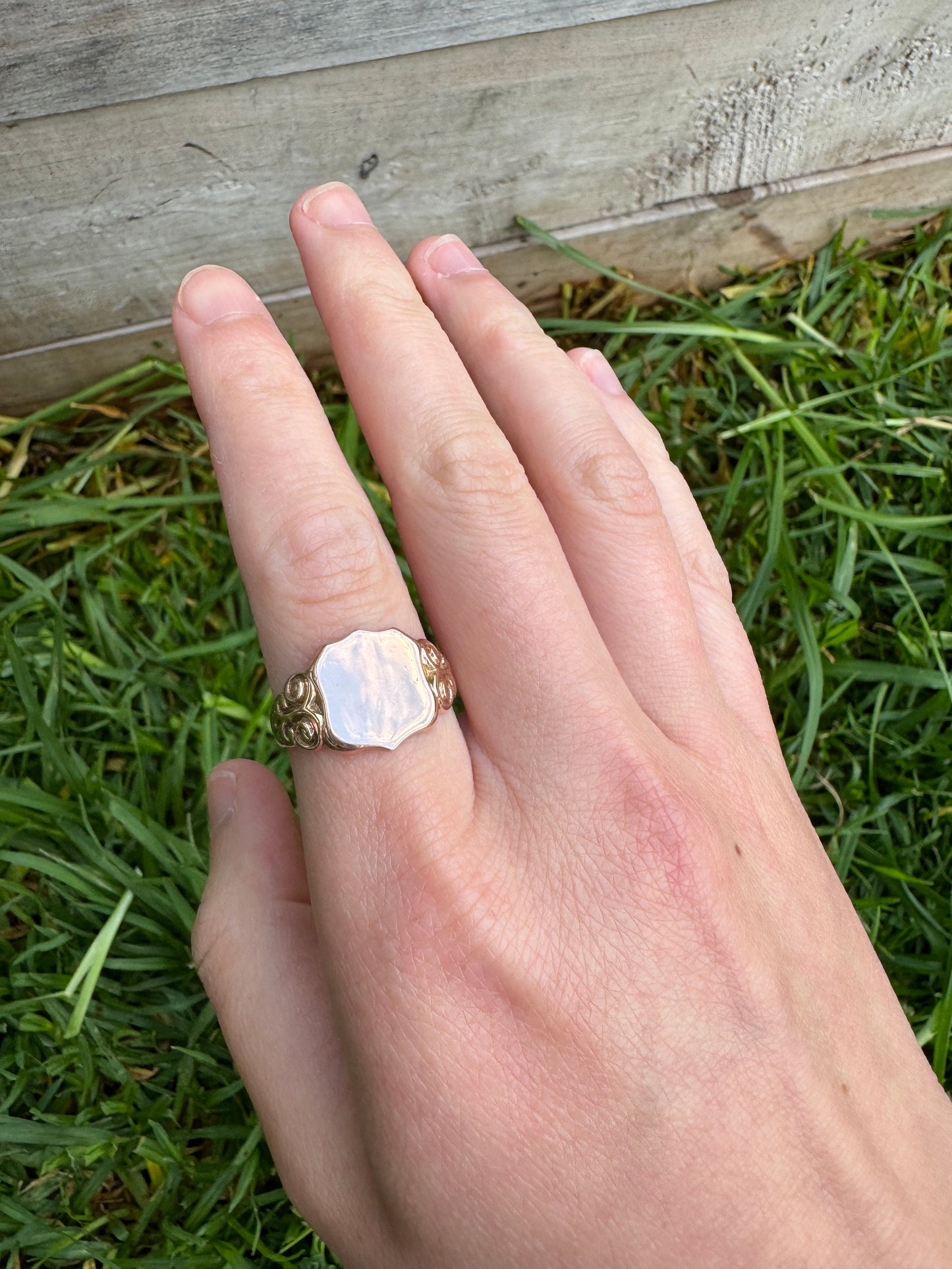 Antique 9ct rosy yellow gold shield signet ring