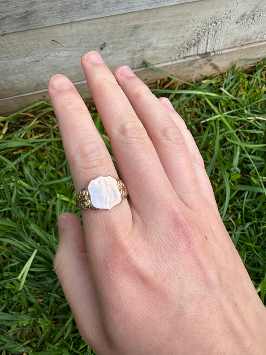 Antique 9ct rosy yellow gold shield signet ring