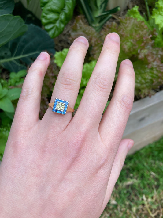 Vintage 15ct yellow gold 0.2ct light yellow old cut diamond and sapphire ring