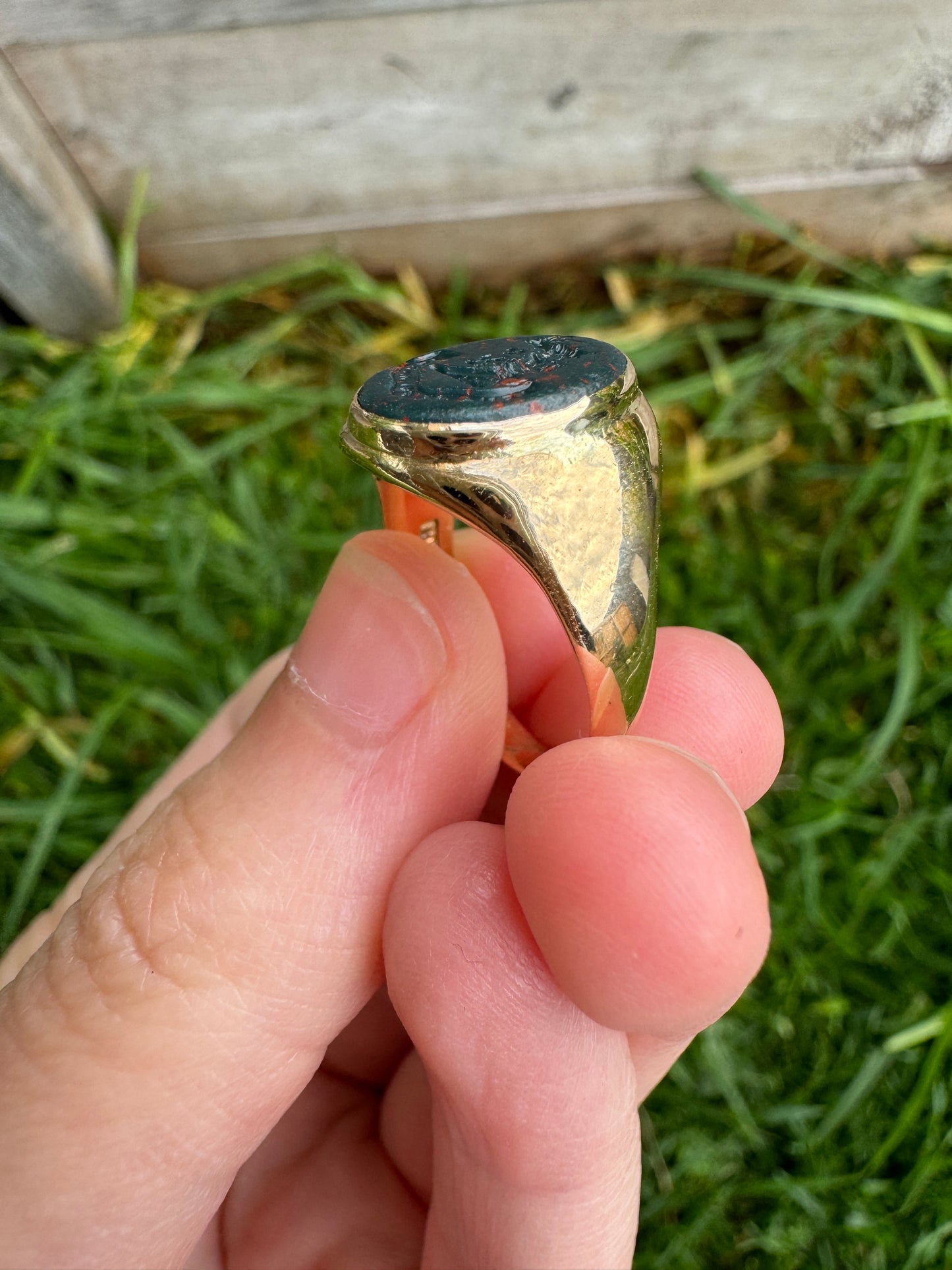 Antique Victorian 18ct yellow gold bloodstone intaglio signet ring