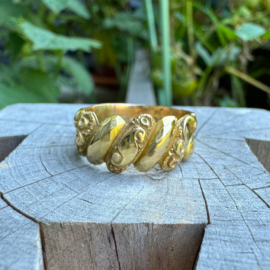 Antique Edwardian 18ct yellow gold band with scrolled and faceted details