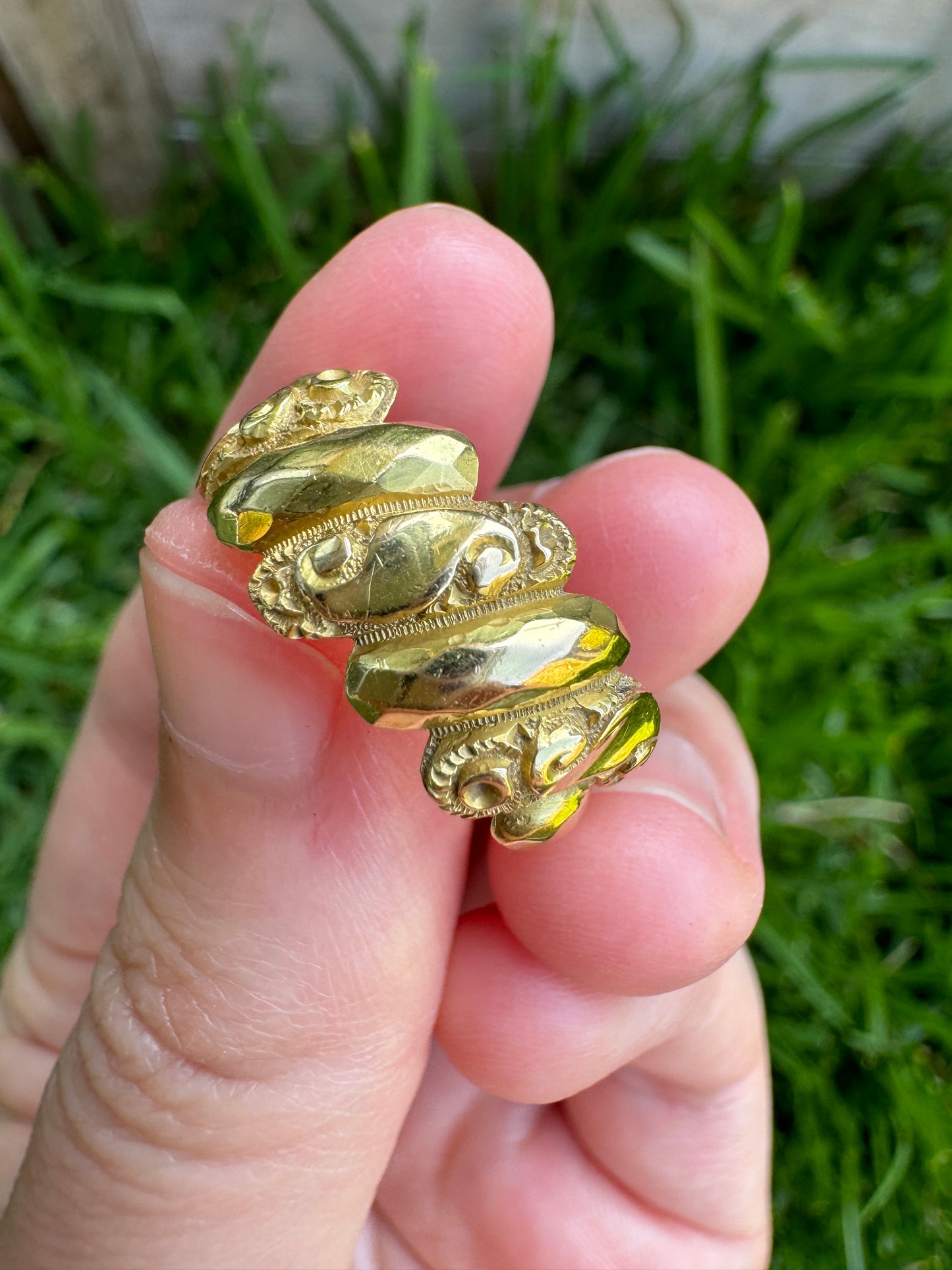 Antique Edwardian 18ct yellow gold band with scrolled and faceted details