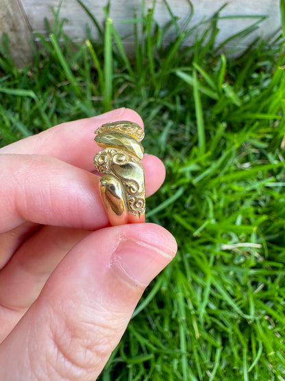 Antique Edwardian 18ct yellow gold band with scrolled and faceted details