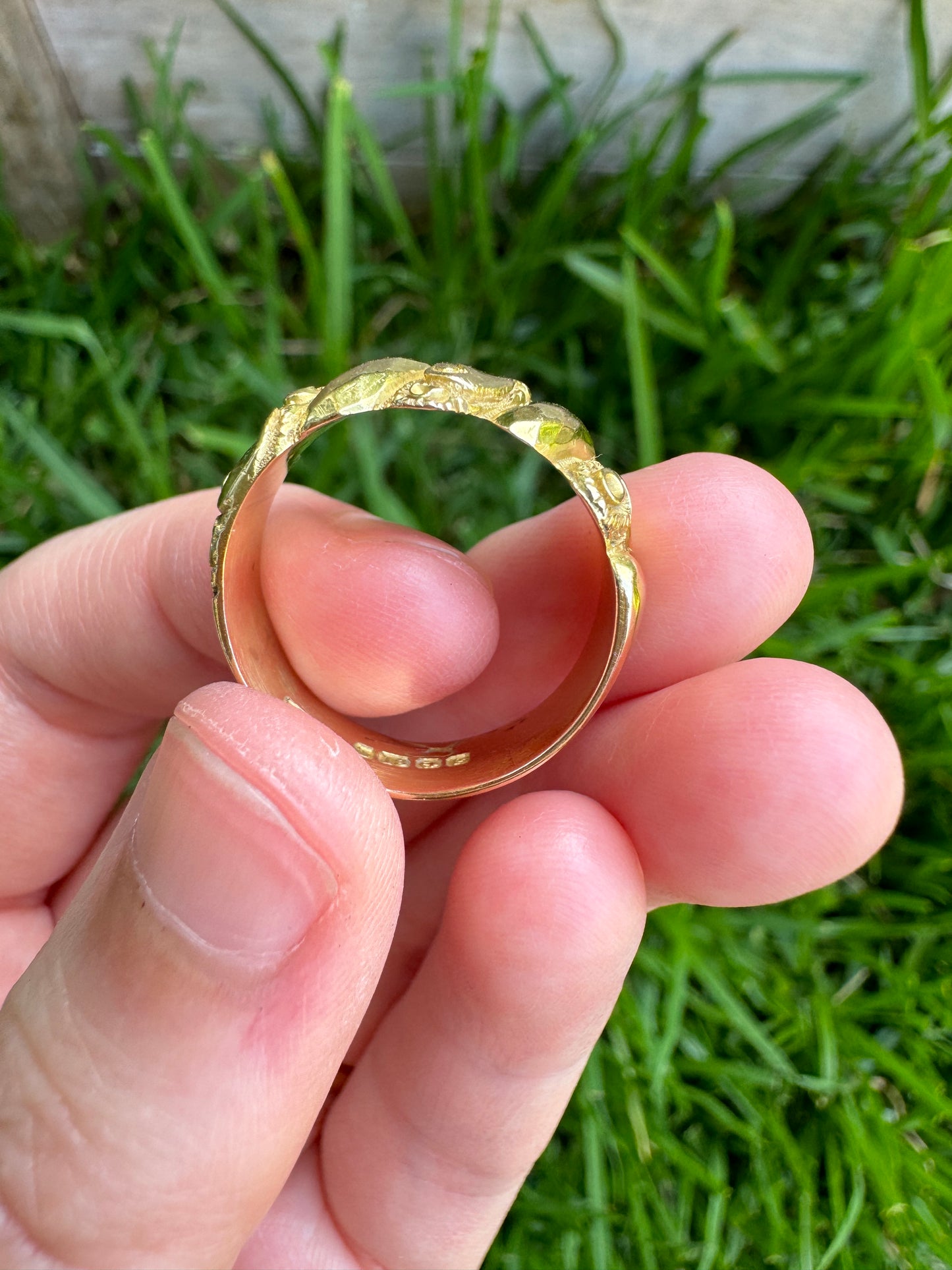 Antique Edwardian 18ct yellow gold band with scrolled and faceted details