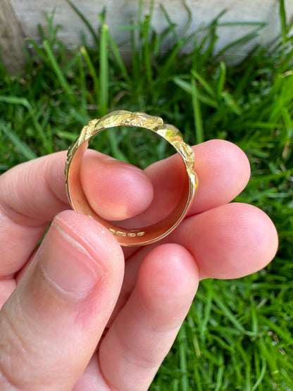 Antique Edwardian 18ct yellow gold band with scrolled and faceted details