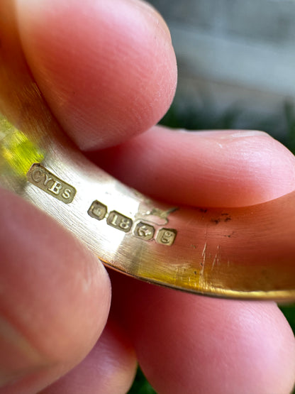 Antique Edwardian 18ct yellow gold band with scrolled and faceted details