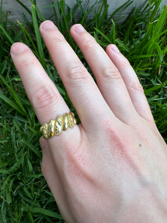 Antique Edwardian 18ct yellow gold band with scrolled and faceted details