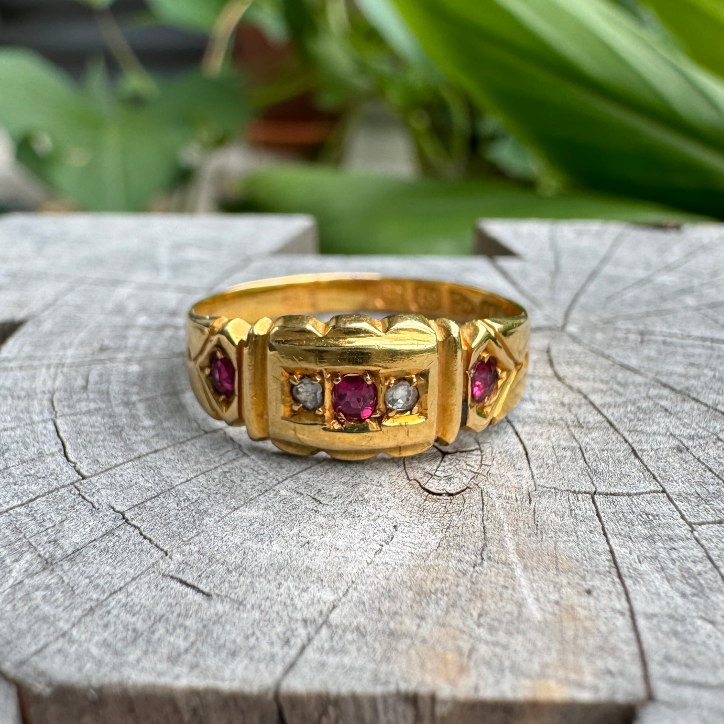 Antique Victorian 18ct yellow gold scalloped red spinel and rose cut diamond ring