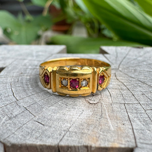 Antique Victorian 18ct yellow gold scalloped red spinel and rose cut diamond ring