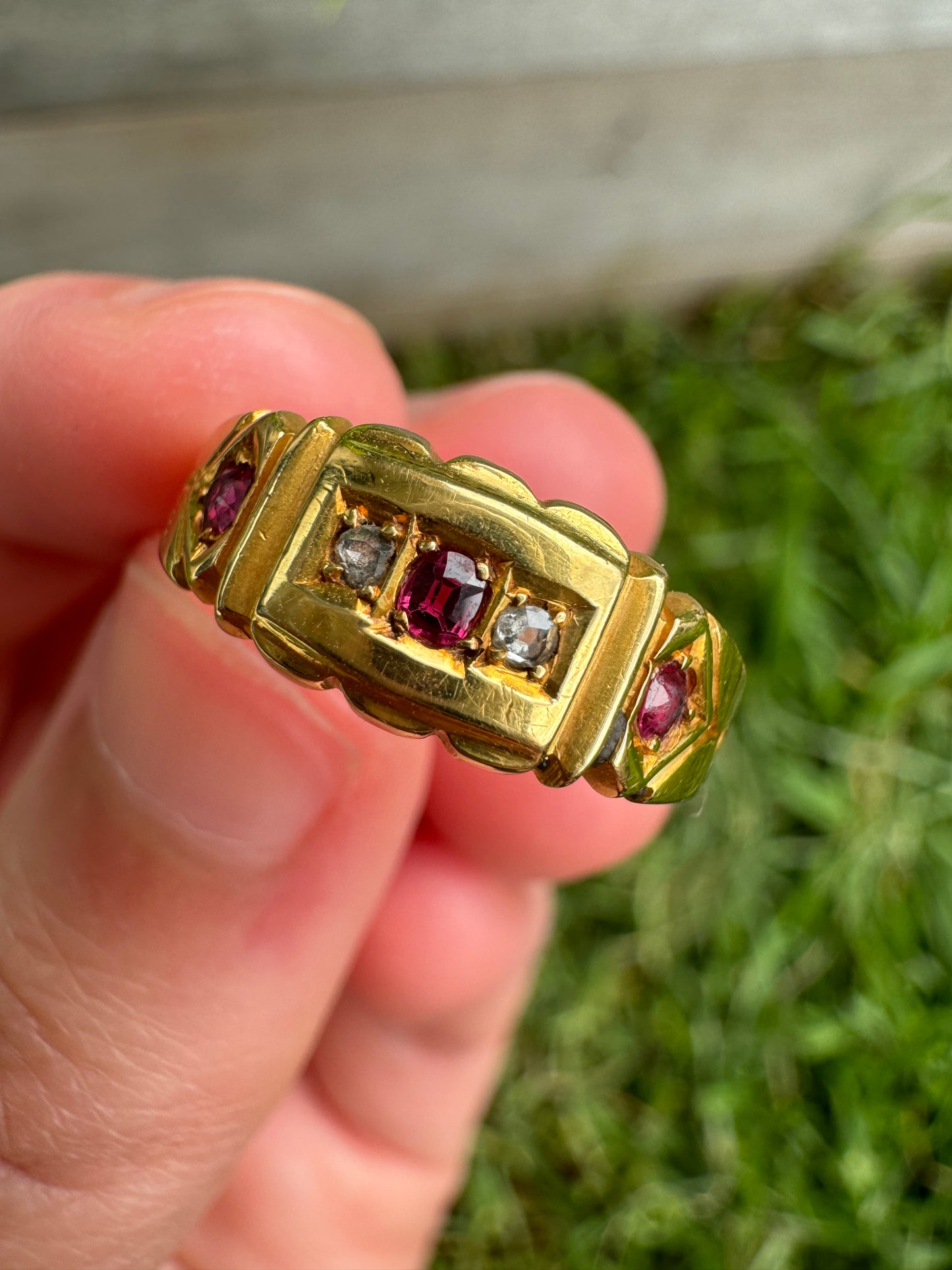 Antique Victorian 18ct yellow gold scalloped red spinel and rose cut diamond ring