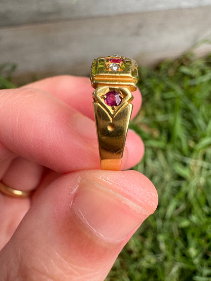 Antique Victorian 18ct yellow gold scalloped red spinel and rose cut diamond ring