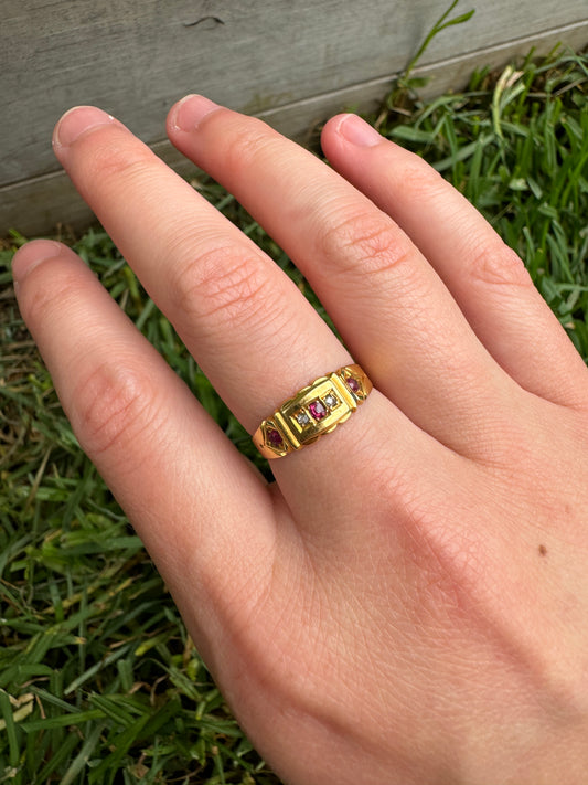 Antique Victorian 18ct yellow gold scalloped red spinel and rose cut diamond ring
