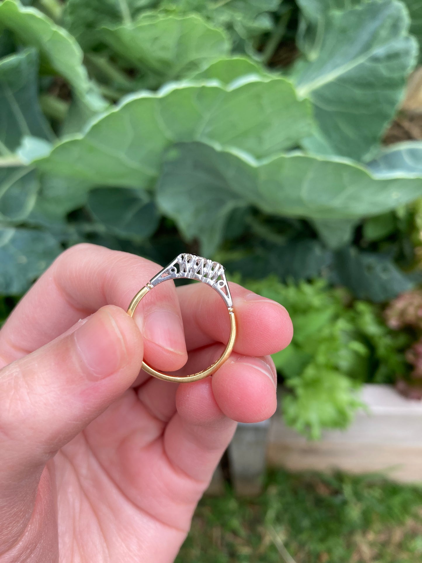 Vintage 18ct yellow gold and platinum three stone diamond stacking ring
