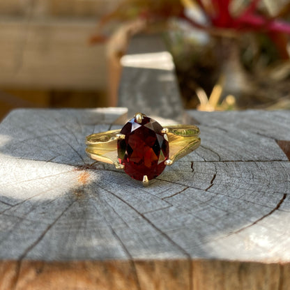 Antique 18ct yellow gold faceted garnet solitaire ring