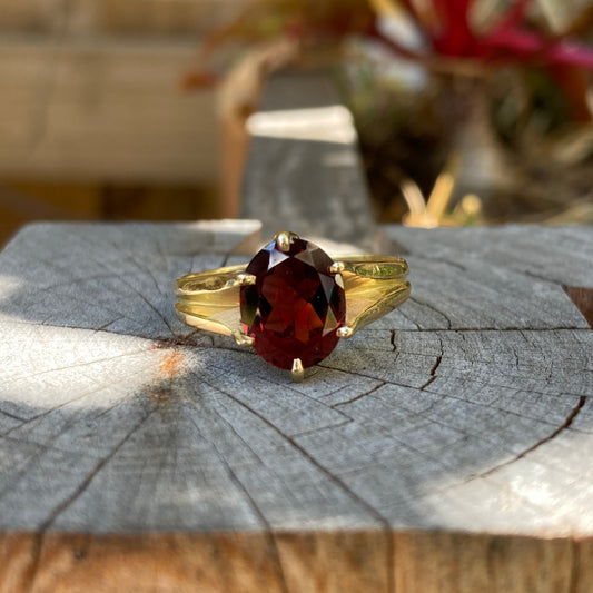 Antique 18ct yellow gold faceted garnet solitaire ring