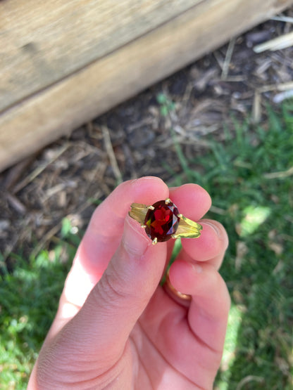 Antique 18ct yellow gold faceted garnet solitaire ring