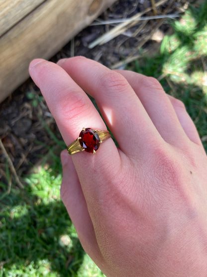 Antique 18ct yellow gold faceted garnet solitaire ring