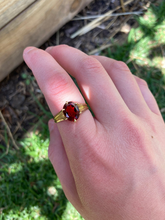 Antique 18ct yellow gold faceted garnet solitaire ring