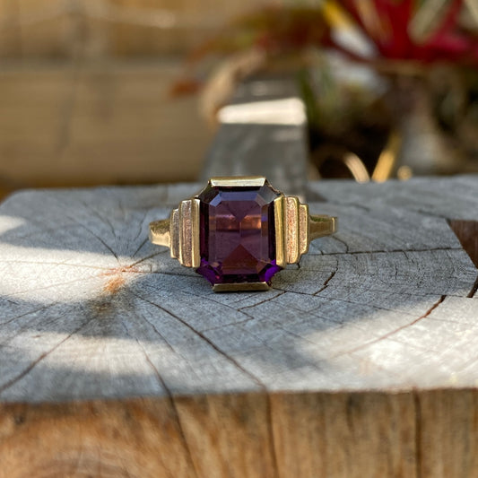 Vintage Art Deco style 9ct yellow gold faceted purple paste ring