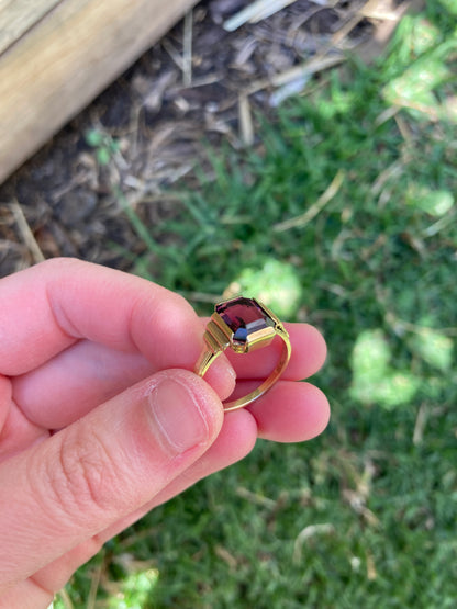 Vintage Art Deco style 9ct yellow gold faceted purple paste ring