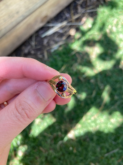 Vintage 9ct yellow gold faceted almandine garnet ring