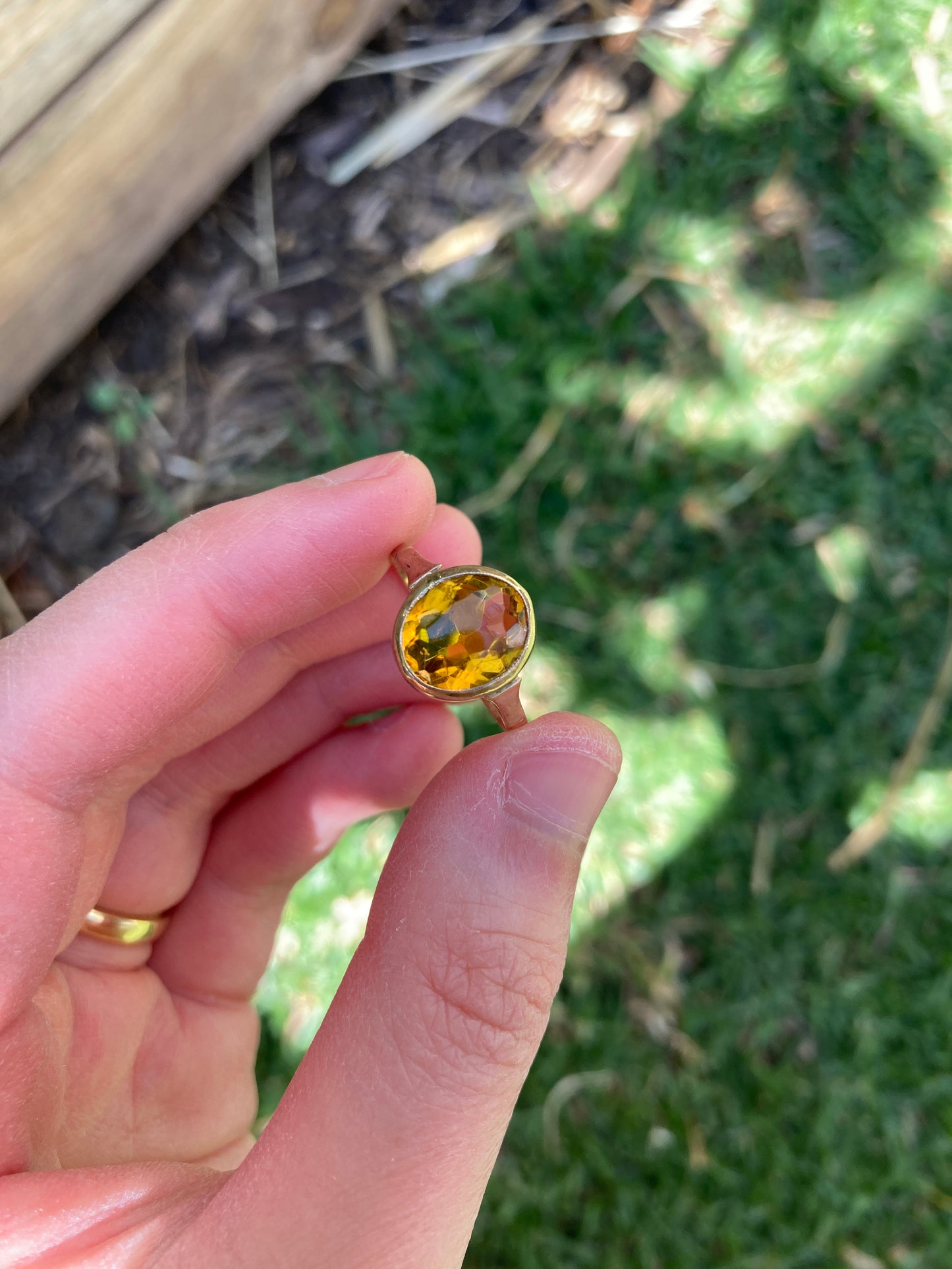 Vintage 9ct yellow gold honey yellow faceted paste ring