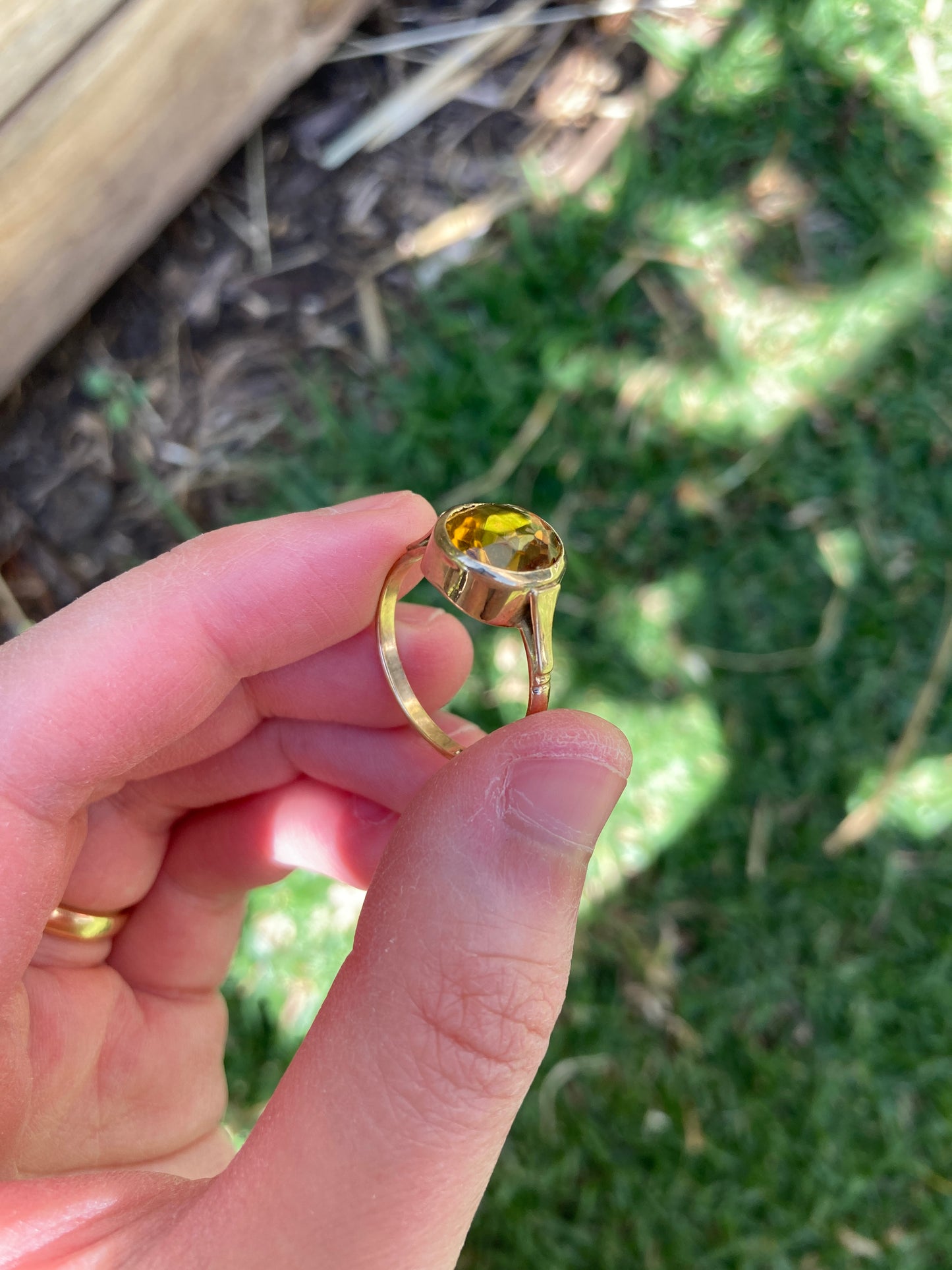 Vintage 9ct yellow gold honey yellow faceted paste ring