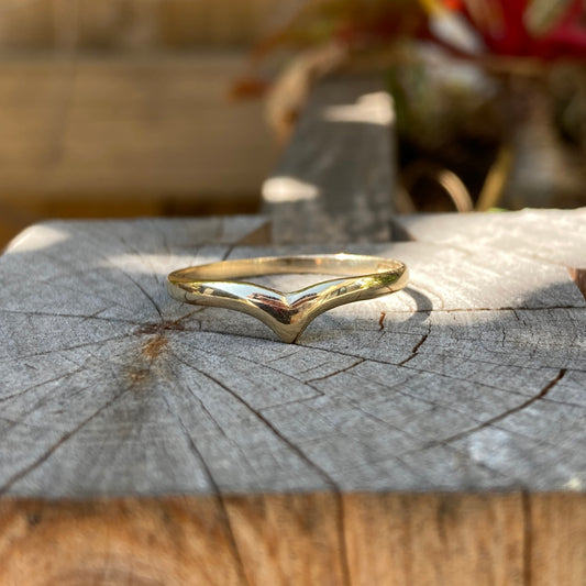 Vintage 9ct yellow gold chevron ring, size Q.5/8.75