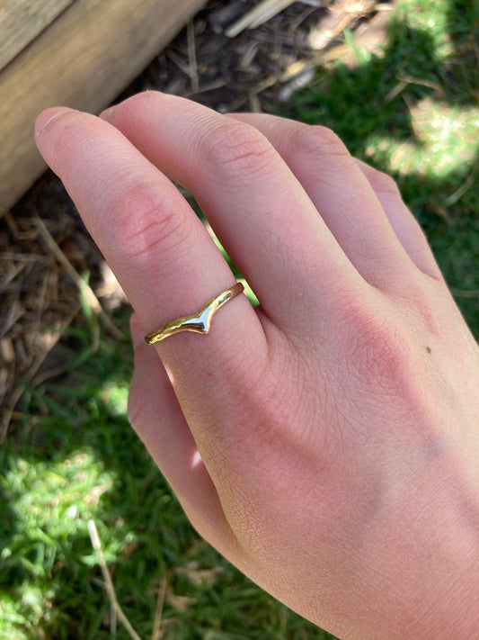 Vintage 9ct yellow gold chevron ring, size Q.5/8.75