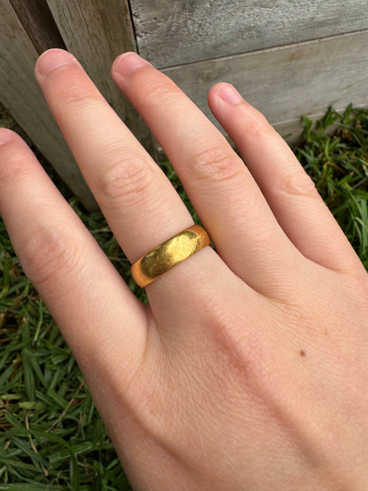 Vintage 22ct yellow gold band, 5.5mm wide