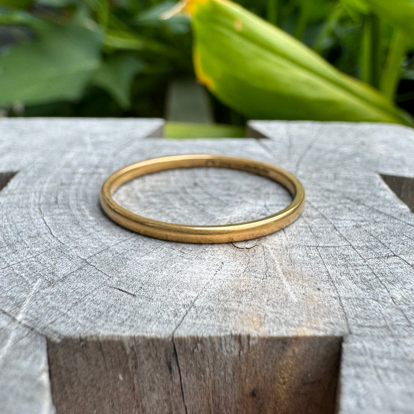 Vintage 22ct yellow gold band, 1.5mm wide