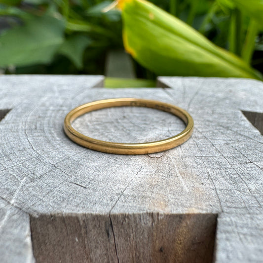 Vintage 22ct yellow gold band, 1.5mm wide