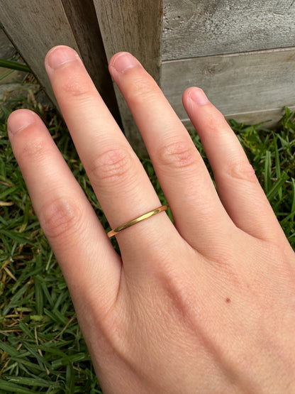 Vintage 22ct yellow gold band, 1.5mm wide