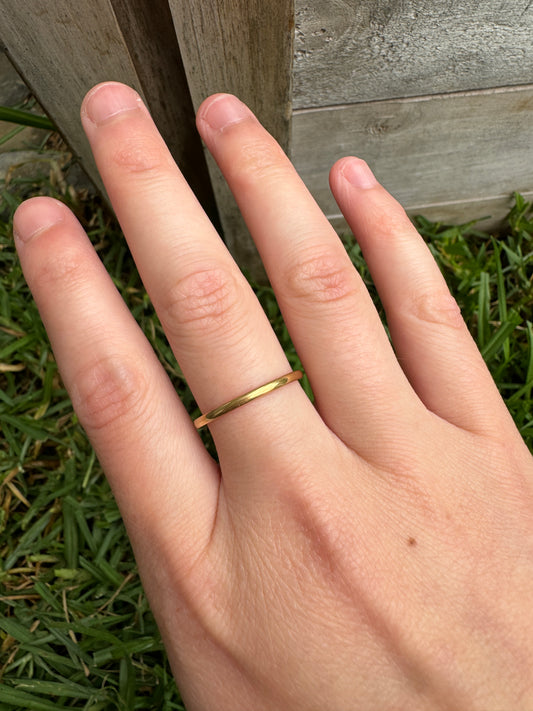 Vintage 22ct yellow gold band, 1.5mm wide