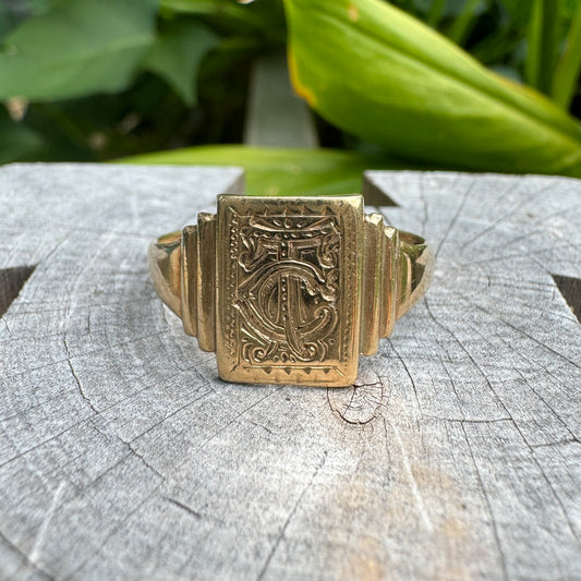 Vintage Art Deco 9ct yellow gold engraved 'TC' initial signet ring