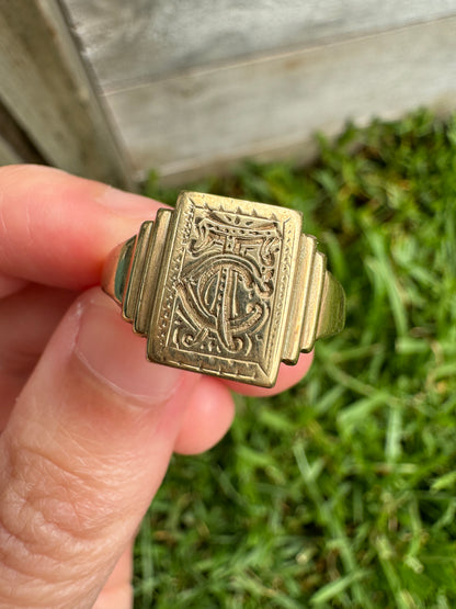 Vintage Art Deco 9ct yellow gold engraved 'TC' initial signet ring
