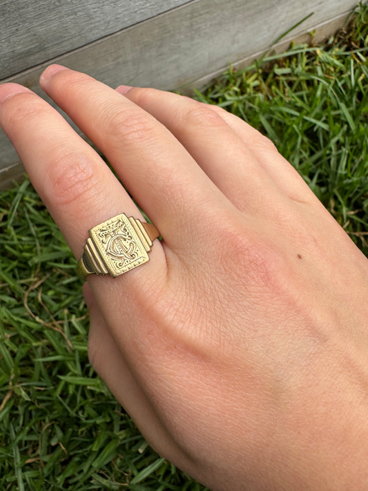 Vintage Art Deco 9ct yellow gold engraved 'TC' initial signet ring