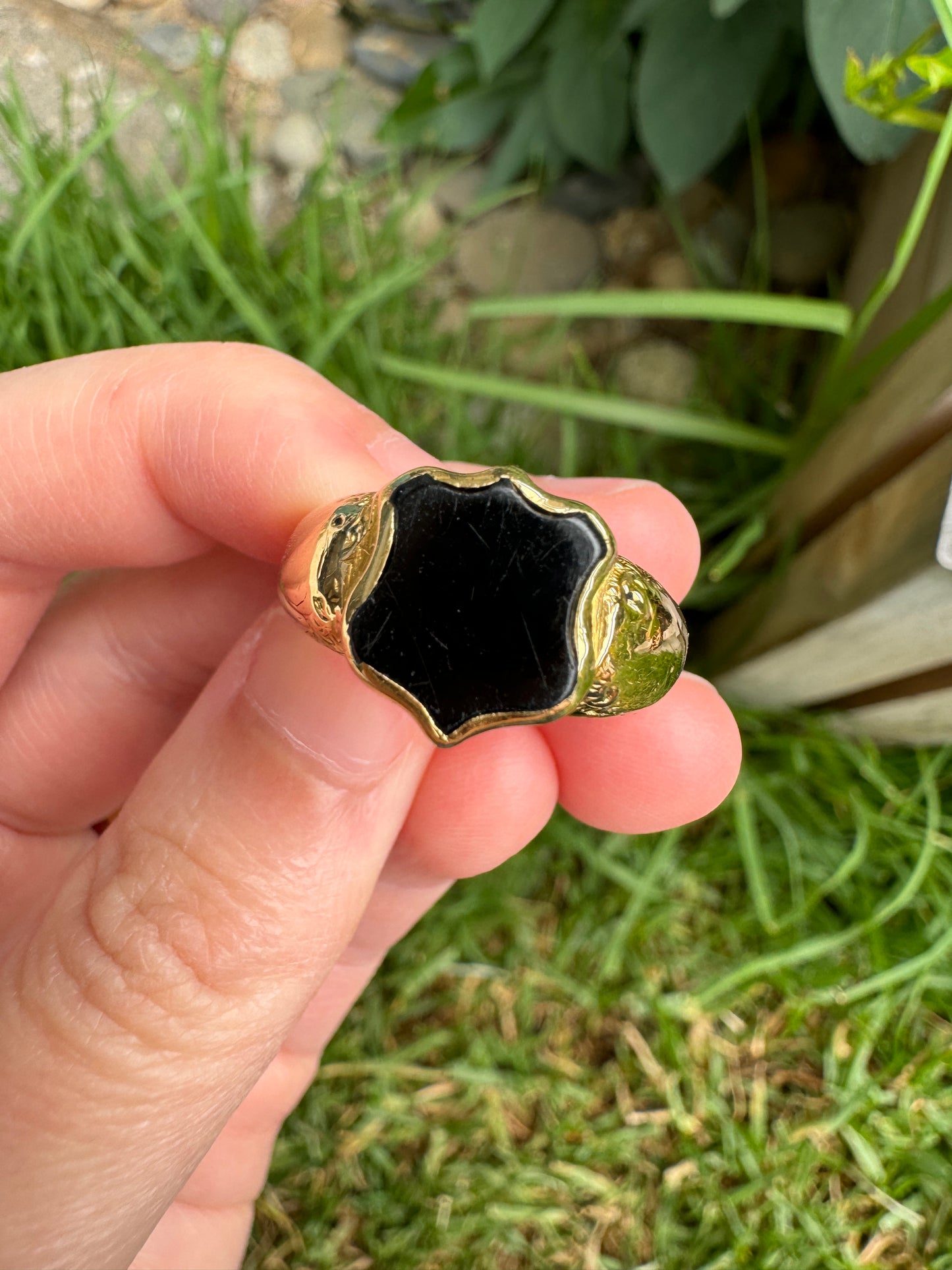 Antique 18ct yellow gold onyx shield signet ring