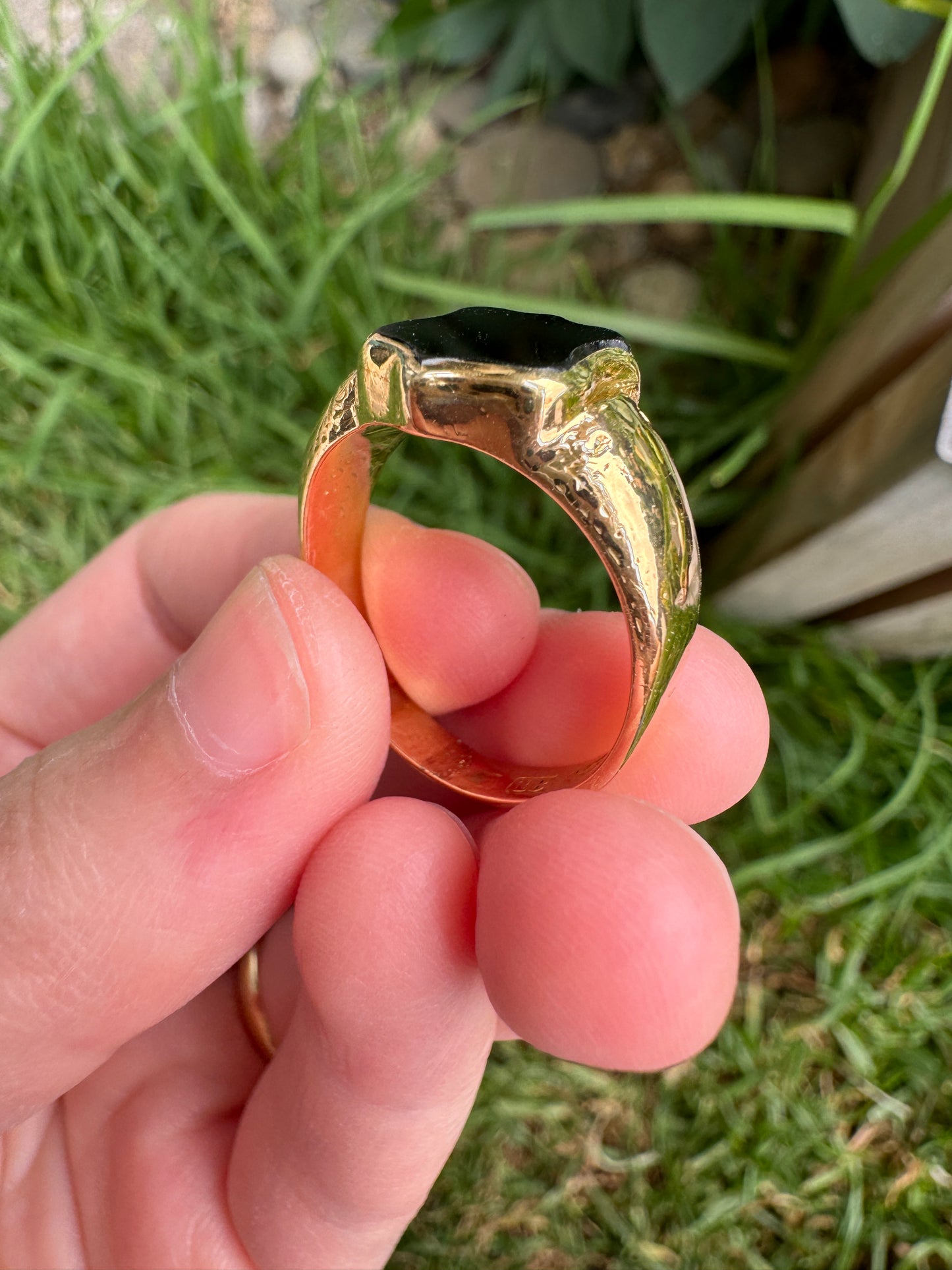 Antique 18ct yellow gold onyx shield signet ring
