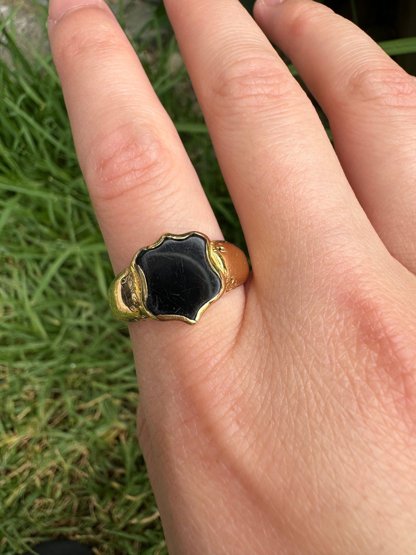 Antique 18ct yellow gold onyx shield signet ring