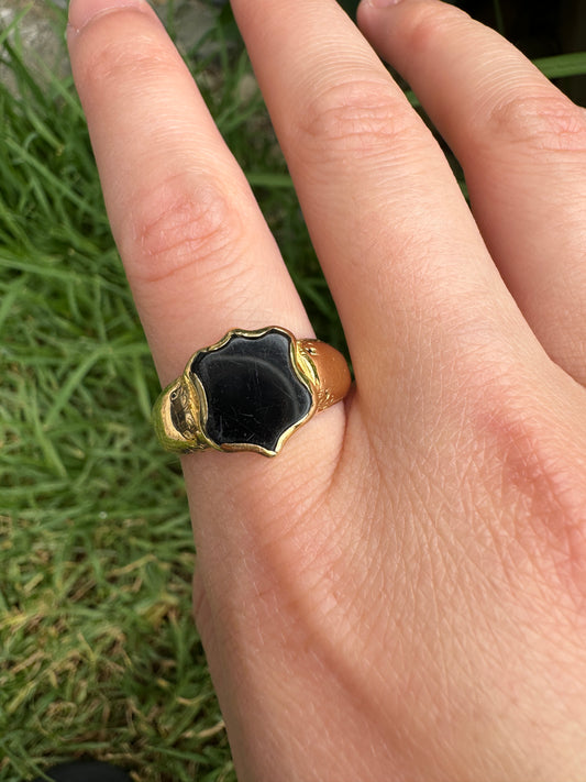 Antique 18ct yellow gold onyx shield signet ring