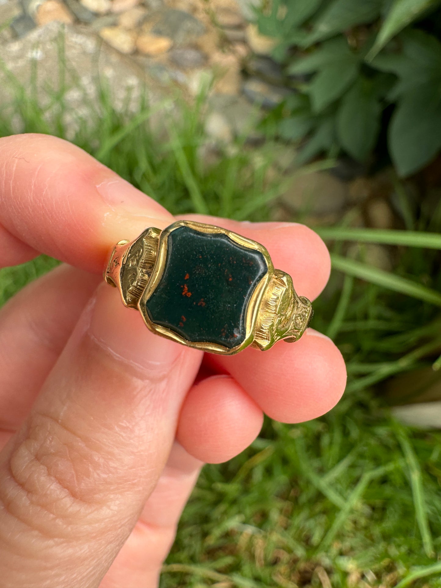 Vintage 18ct yellow gold bloodstone shield signet ring