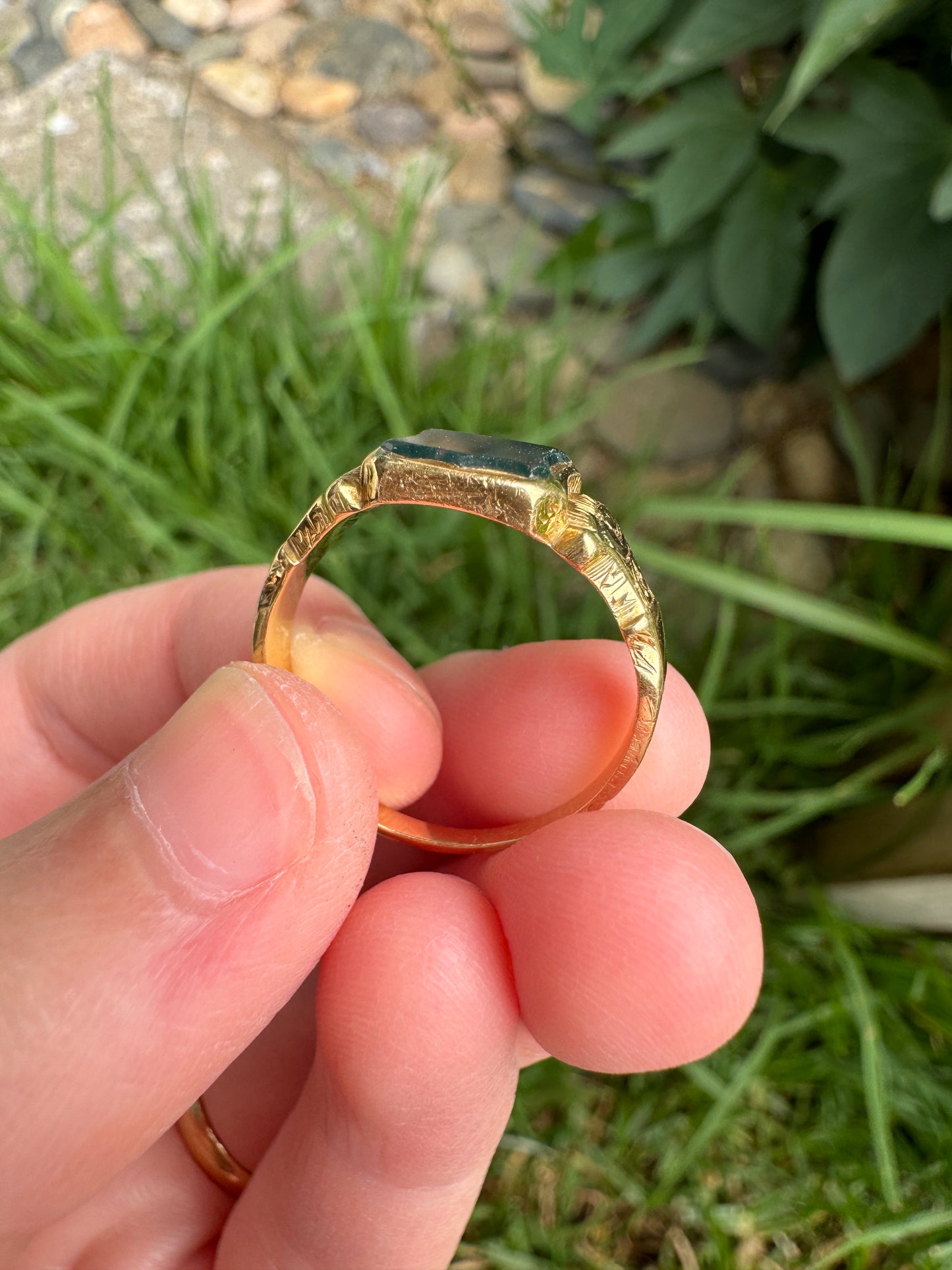 Vintage 18ct yellow gold bloodstone shield signet ring