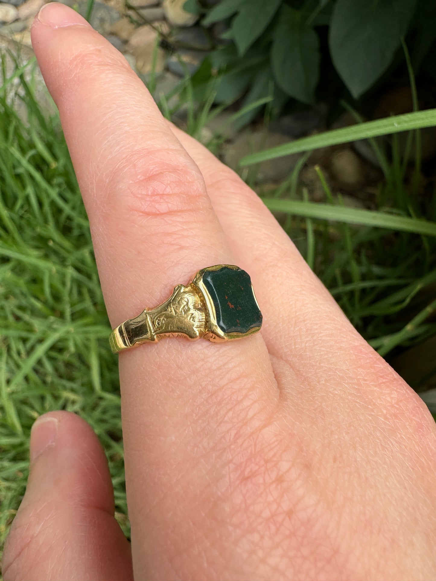 Vintage 18ct yellow gold bloodstone shield signet ring