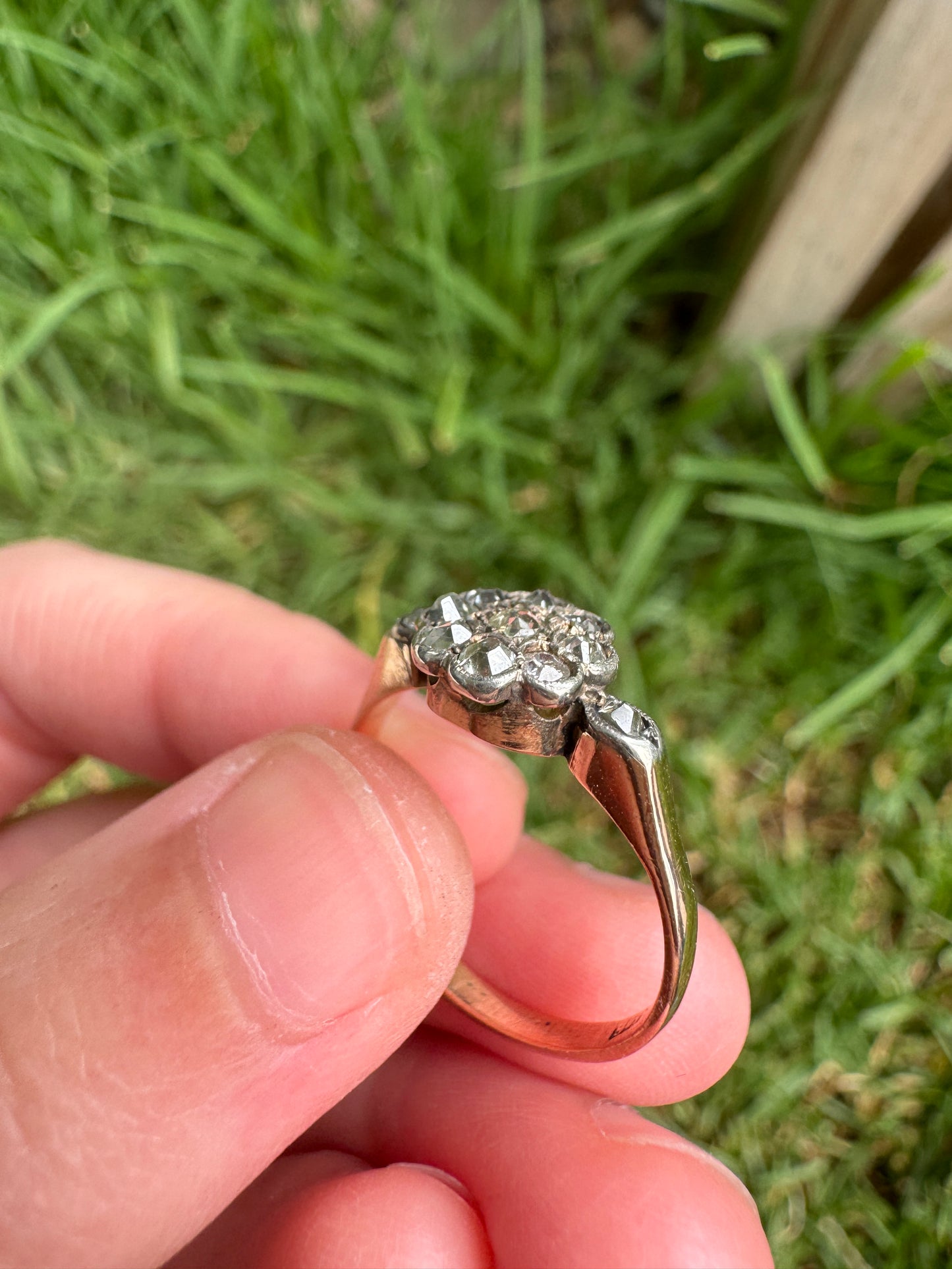 Vintage 9ct rosy yellow gold 0.3ct TCW old mine cut diamond daisy ring